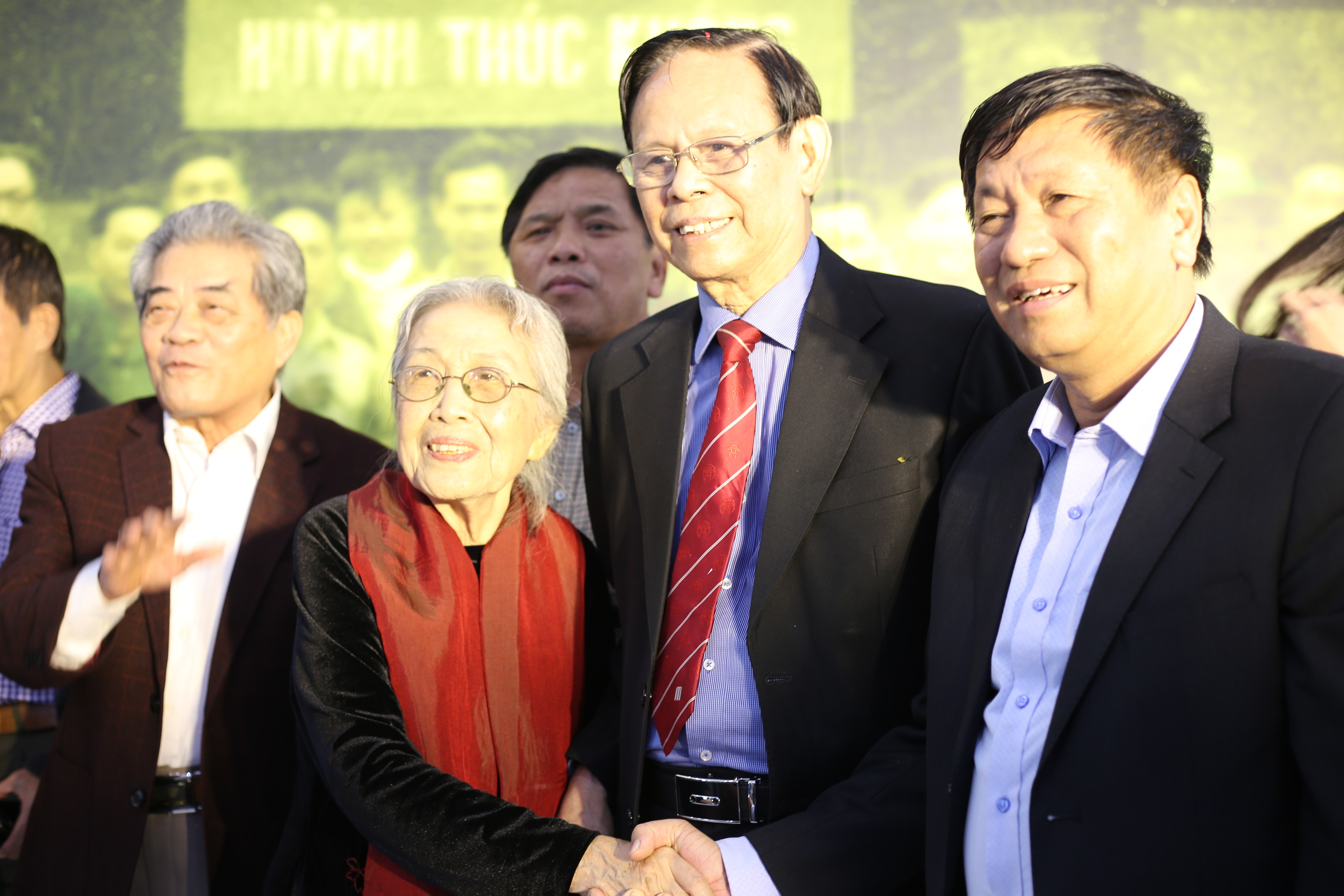 Cựu nữ học viên Trường dạy làm báo Huỳnh Thúc Kháng Lý Thị Trung là một trong ba học viên nữ của lớp, dù tuổi đã cao vẫn đến tham dự Lễ Kỷ niệm và giao lưu cùng các đồng nghiệp.