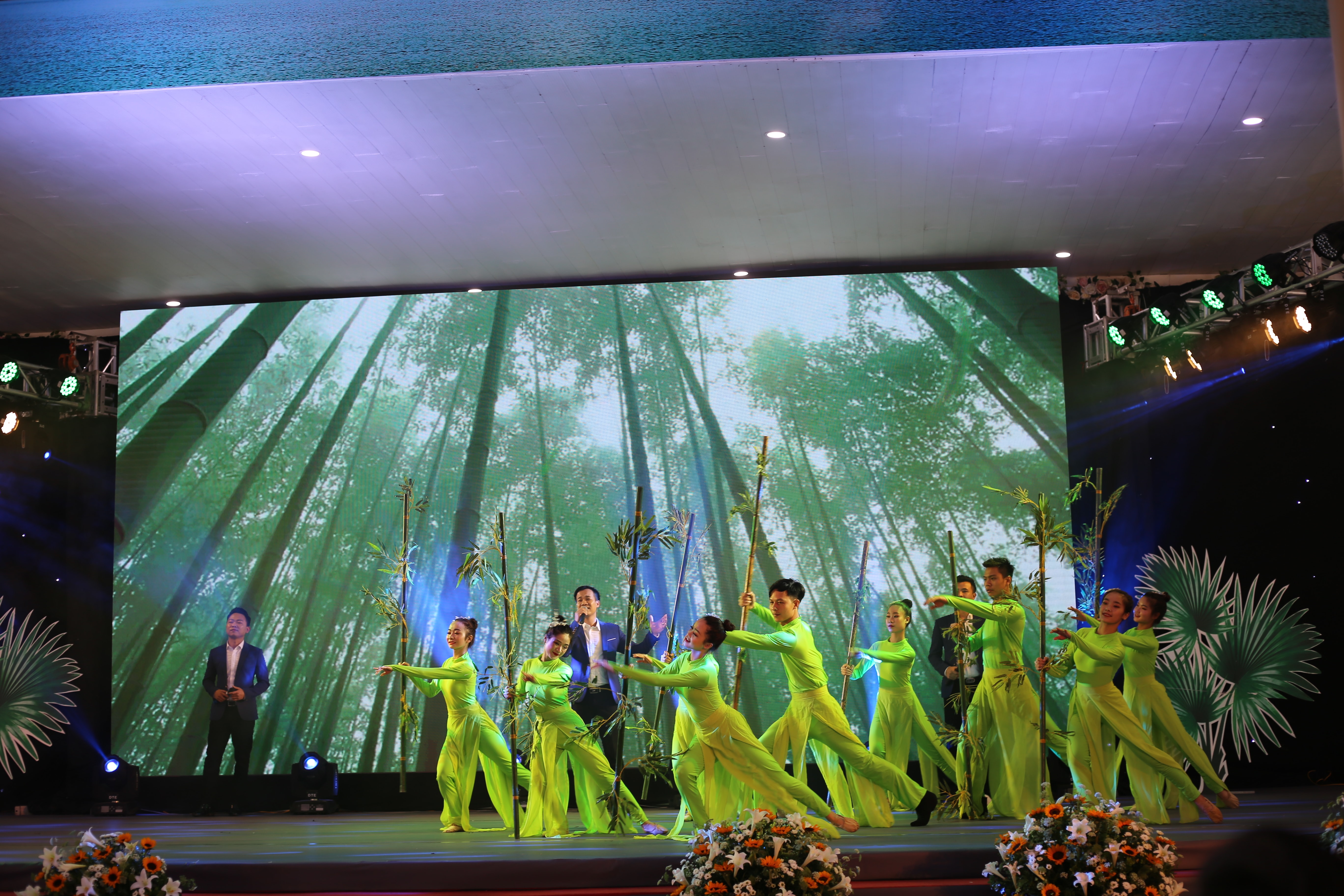 Chương trình nghệ thuật chào mừng Lễ Kỷ niệm 70 năm Trường dạy báo Huỳnh Thúc Kháng được dàn dựng đẹp mắt và công phu.