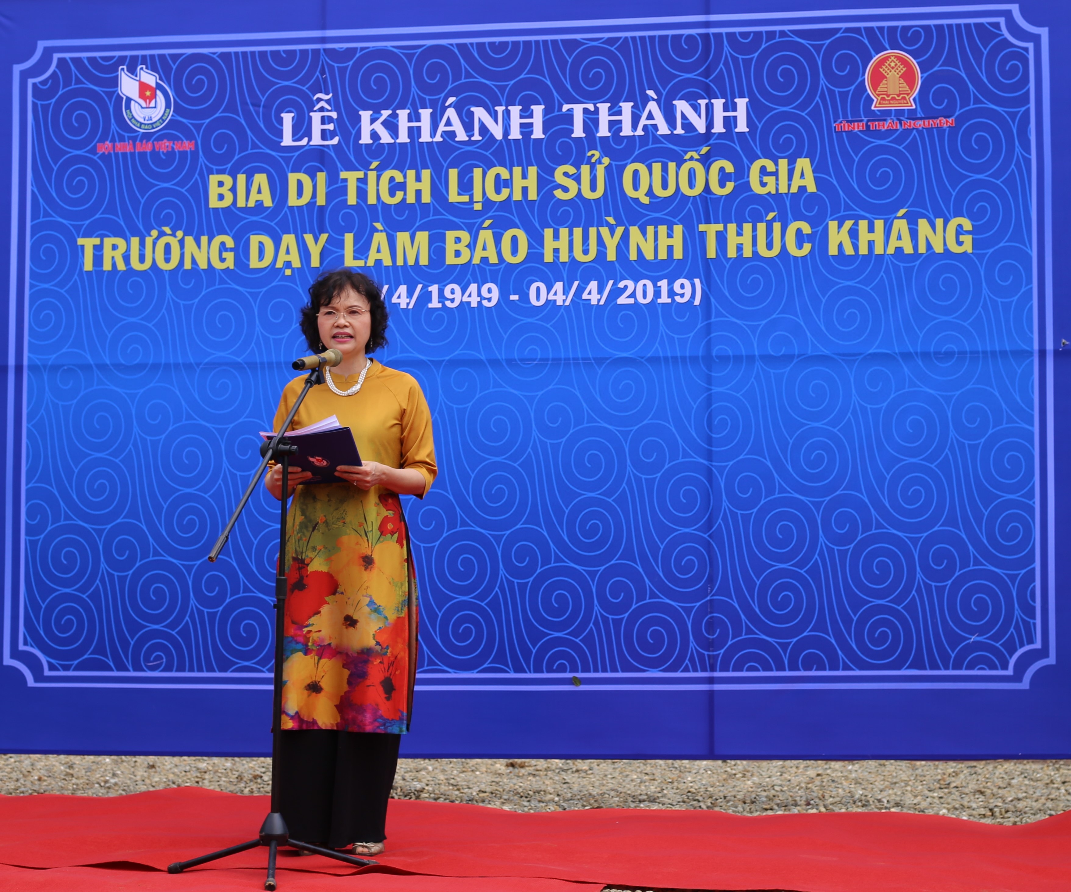 Nhà báo Trần Kim Hoa - Giám đốc Bảo tàng báo chí Việt Nam điều hành buổi lễ