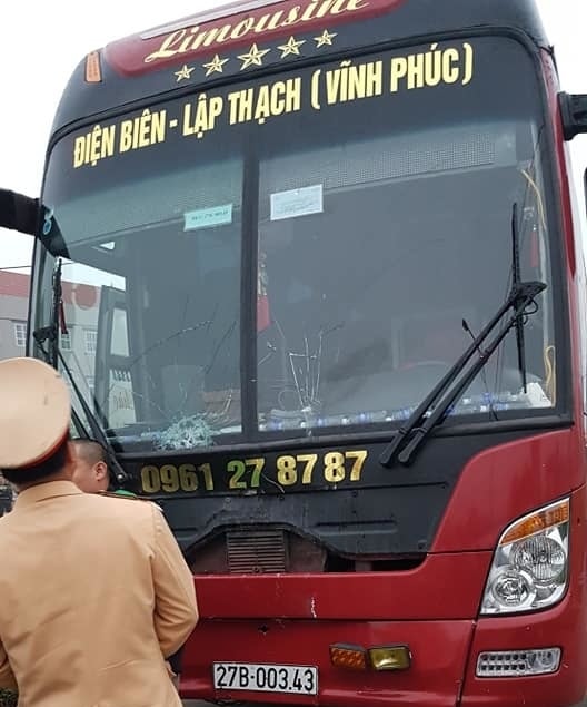 Chiếc xe khách do tài xế Phan Thanh Phú điều khiển gây tại nạn. Ảnh: Van Hai
