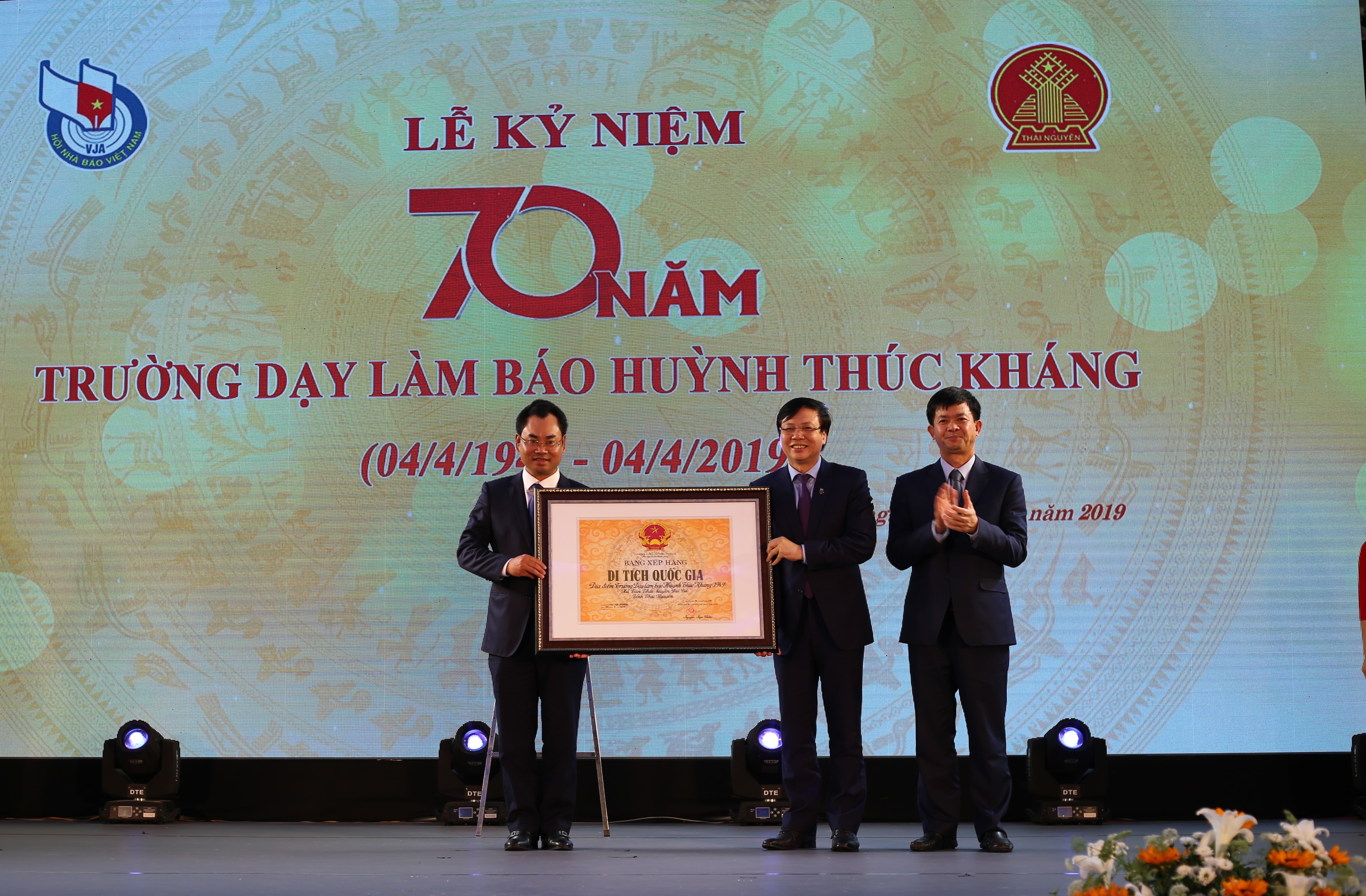 Phó Chủ tịch Thường trực Hội Nhà báo Việt Nam Hồ Quang Lợi đại diện Hội Nhà báo Việt Nam đón nhận Bằng xếp hạng Di tích lịch sử quốc gia tại Lễ kỷ niệm.