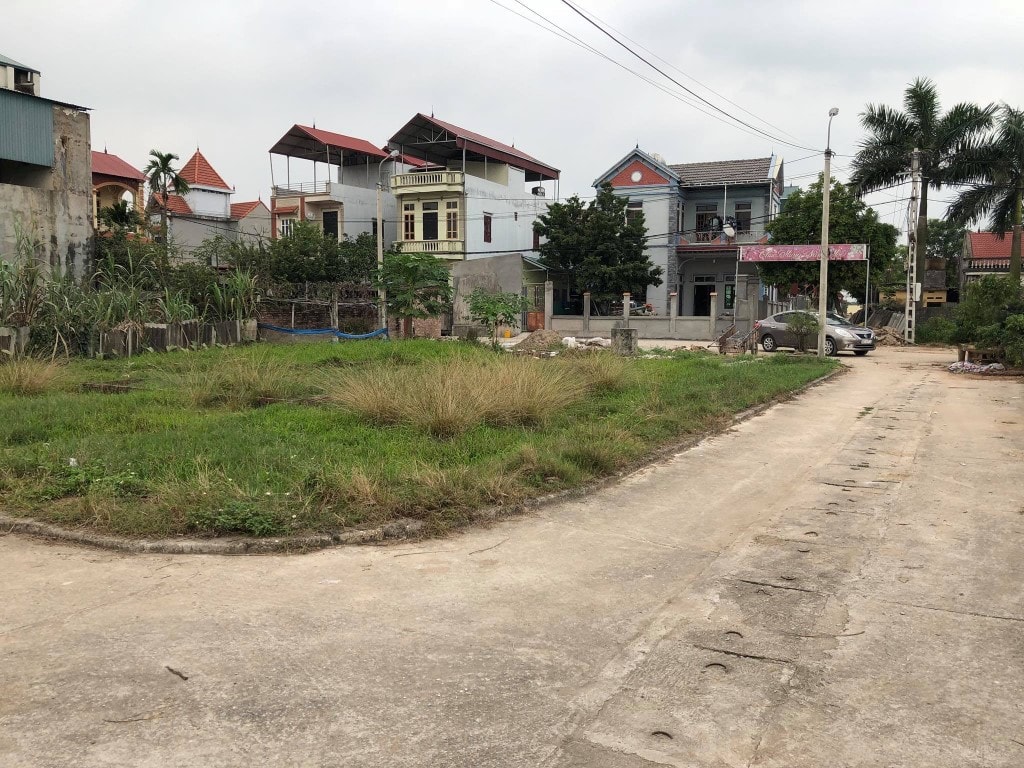 Nhiều mảnh đất được coi là thuận lợi bỗng dưng được giao bán với mức giá chênh vài chục lần.