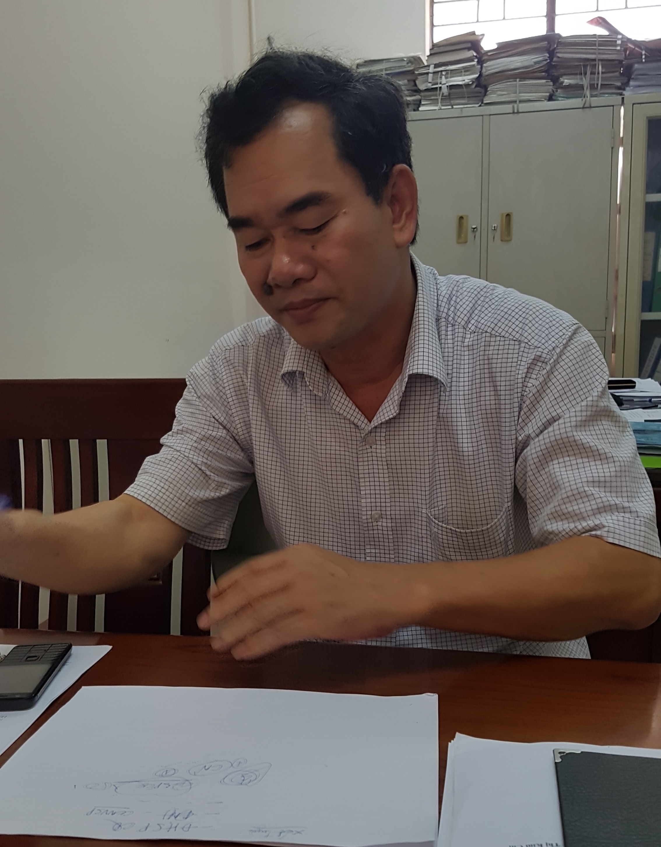 Ông Chu Văn Long- Trưởng phòng Tổ chức cán bộ, Sở GDĐT Nghệ An trao đổi với phóng viên. Ảnh PV