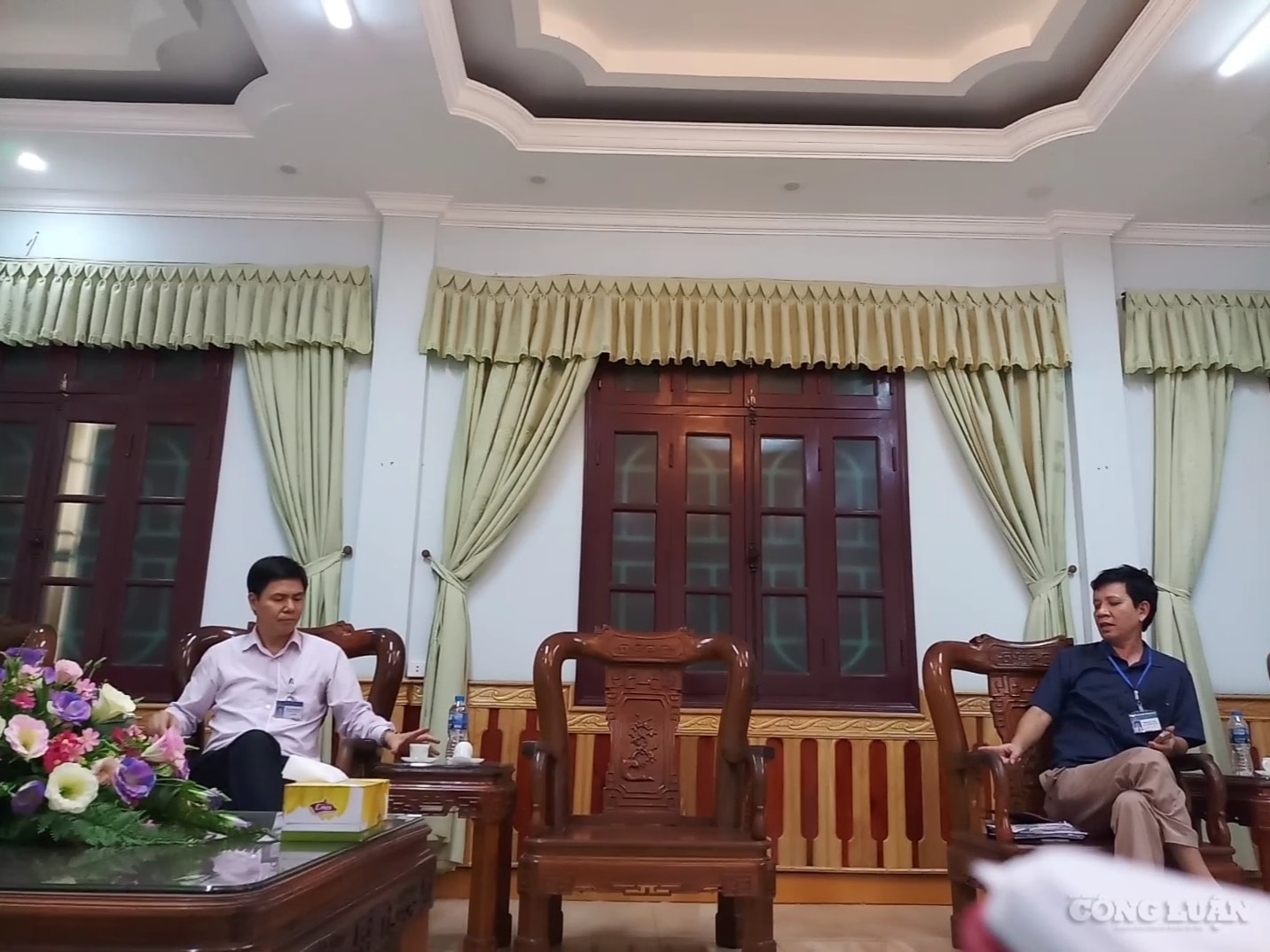 Buổi làm việc giữa PV báo Nhà báo và Công luận với ông Phạm Thanh Hải – Phó Chủ tịch UBND huyện Lương Tài (người ngồi bên trái)