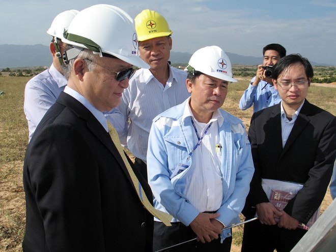 Tổng giám đốc IAEA Yukiya Amano (thứ ba từ phải sang) đến thị sát địa điểm xây dựng nhà máy điện hạt nhận Ninh Thuận 1 vào năm 2014. Ảnh: TTXVN