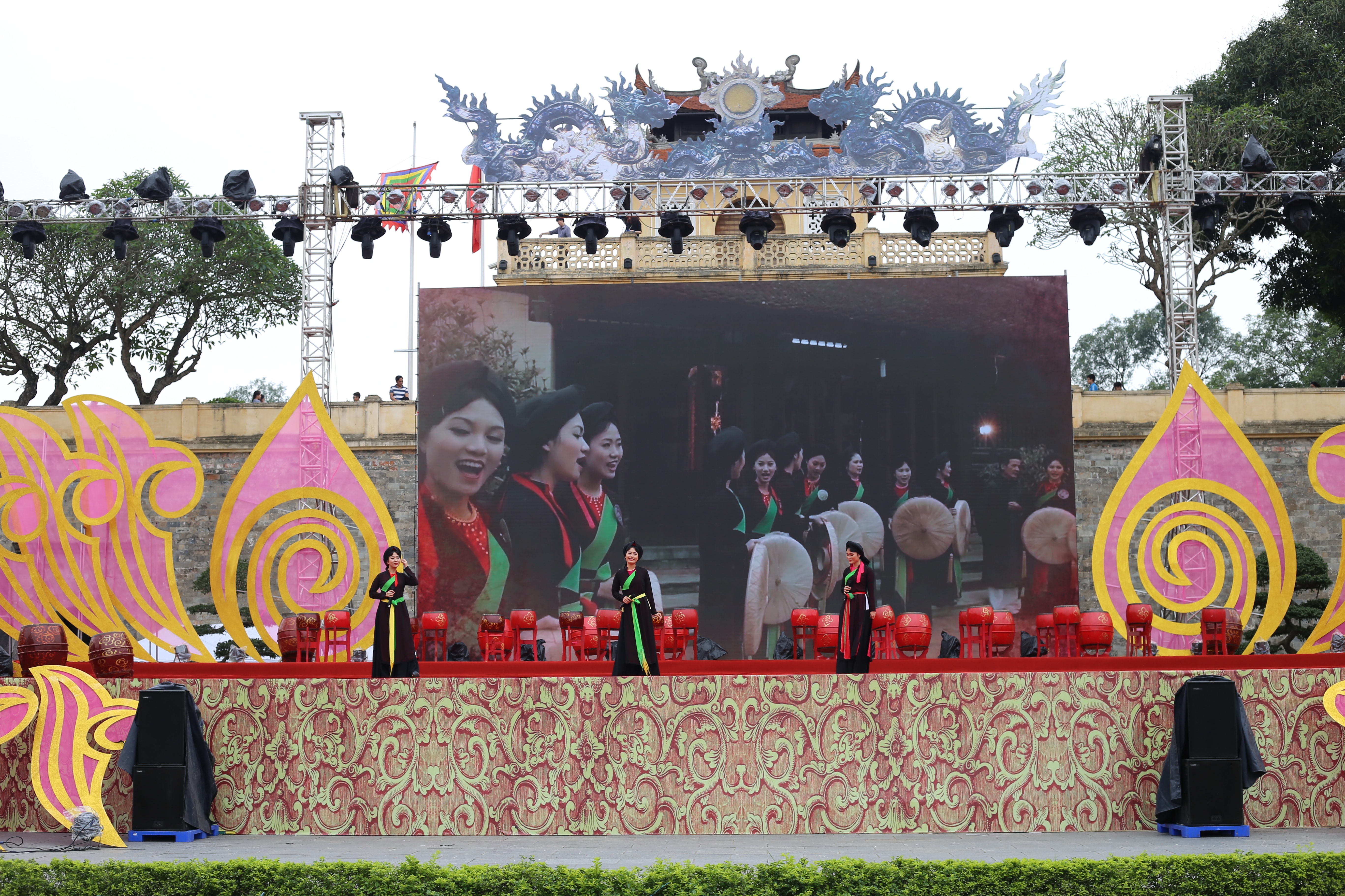 Sân khấu sẽ diễn ra chương trình nghệ thuật và các hoạt động chính của Festival. Ảnh: MN