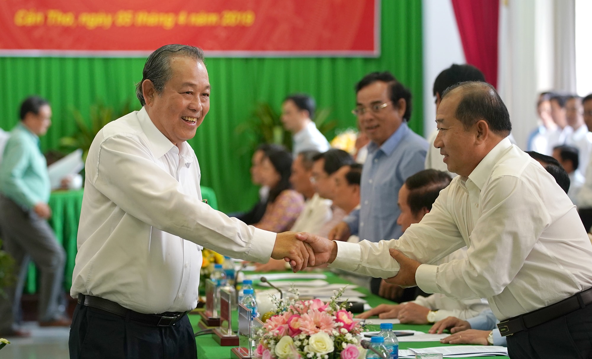 Phó Thủ tướng Thường trực Trương Hòa Bình bắt tay các đại biểu tham dự cuộc họp. Ảnh: VGP