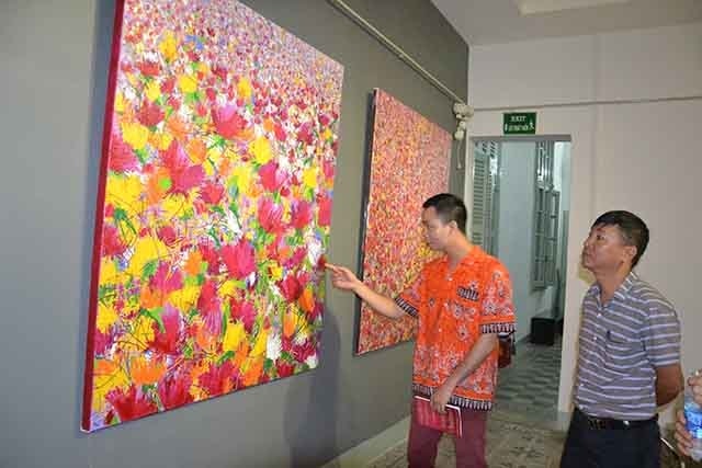 Trong mỗi tác phẩm của Somsak là vẻ đẹp của thiên nhiên, là màu sắc lấp lánh đã từng xuất hiện trong giấc mơ của họa sĩ. Ảnh: Báo nhandan