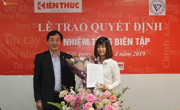 TS. Phan Tùng Mậu - Phó Chủ tịch Liên hiệp hội trao Quyết định bổ nhiệm bà Nguyễn Thị Mai Hương - Phó Tổng biên tập phụ trách làm Tổng biên tập Báo điện tử Kiến Thức. Ảnh: PV