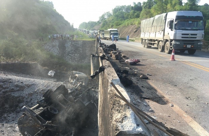 Cầu Ngòi Thủ (km 136+108) trên tuyến cao tốc Nội Bài - Lào Cai hư hỏng nặng sau sự cố cháy xe bồn chở dầu. Ảnh: TL