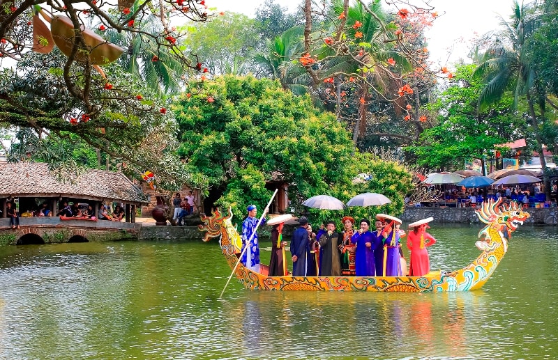 Tháng Ba trẩy hội chùa Thầy. Ảnh: Báo HNM