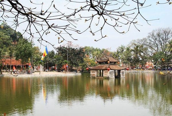 Quần thể di tích và danh thắng chùa Thầy nổi tiếng với nhiều điểm tham quan, những giá trị kiến trúc nổi bật. Ảnh: PT