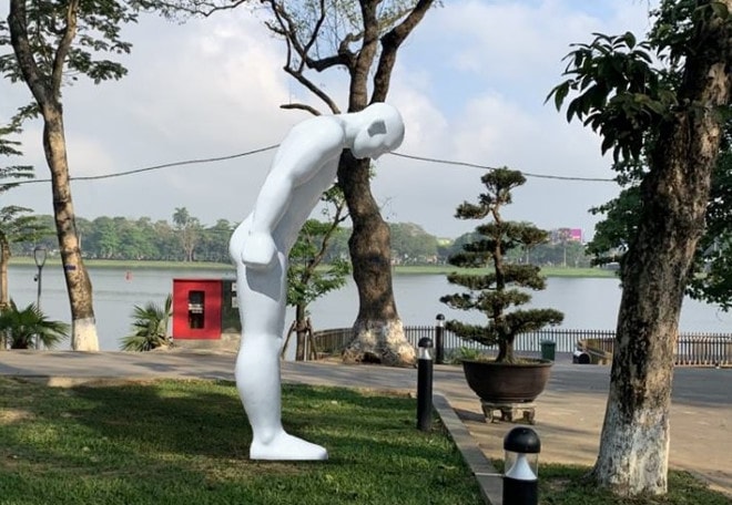 Phối cảnh đề xuất vị trí đặt tượng 'Người đàn ông cúi chào' tại công viên Lý Tự Trọng (trước Bệnh viện T.Ư Huế) nhìn ra sông Hương. Ảnh: UBND TP. Huế cung cấp
