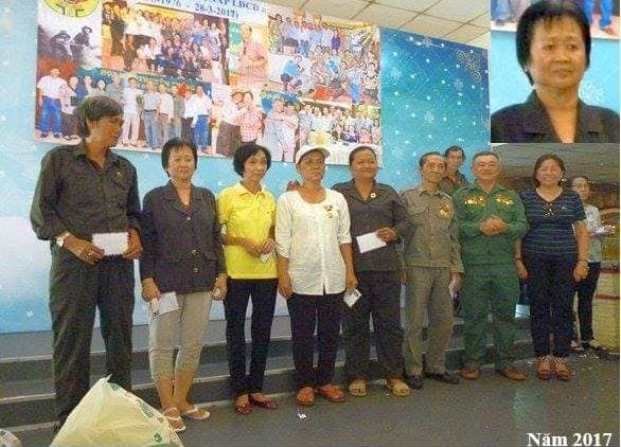 Cựu TNXP Nguyễn Ngọc Sương (ảnh phóng lớn) nhận quà