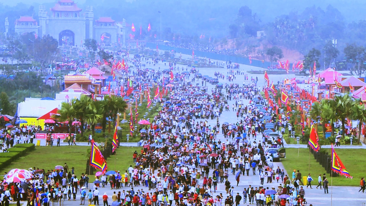 Mọi công tác chuẩn bị cho ngày khai Hội đã sẵn sàng, nhằm đáp ứng cao nhất những mong mỏi của đồng bào cả nước hướng về đất Tổ, một ngày hội lớn của dân tộc: Ngày hội về Nguồn. Ảnh: Báo HNM