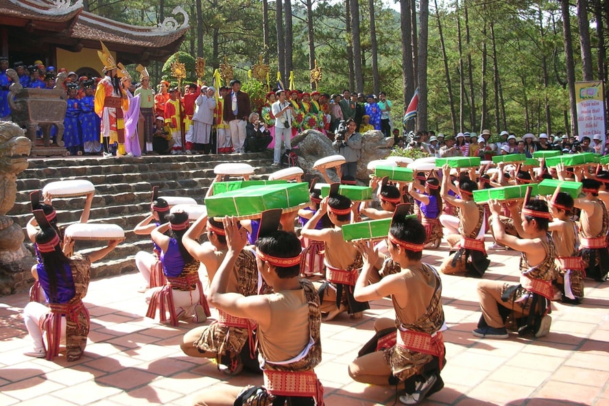 Lễ rước bánh chưng, bánh giầy tại Lễ hội Đền Hùng. Ảnh: Báo HNM