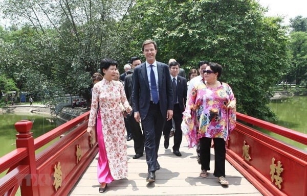 Thủ tướng Hà Lan Mark Rutte tham quan đền Ngọc Sơn (Hà Nội), trong chuyến thăm chính thức lần đầu tiên tới Việt Nam từ ngày 16-17/6/2014. Ảnh: TTXVN