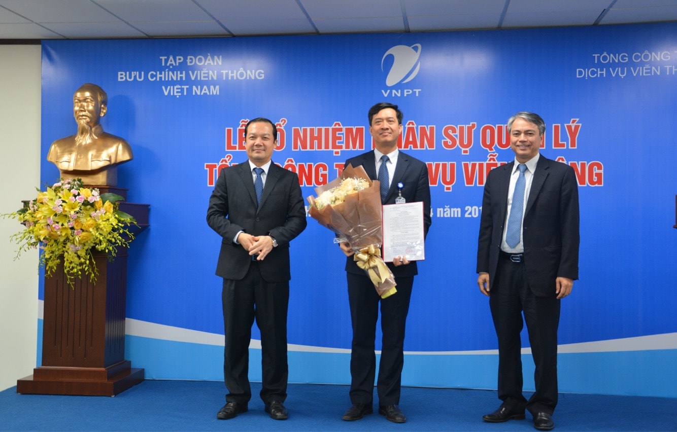 LĐ TĐ VNPT trao QĐ cho ông Nguyễn Nam Long (đứng giữa)