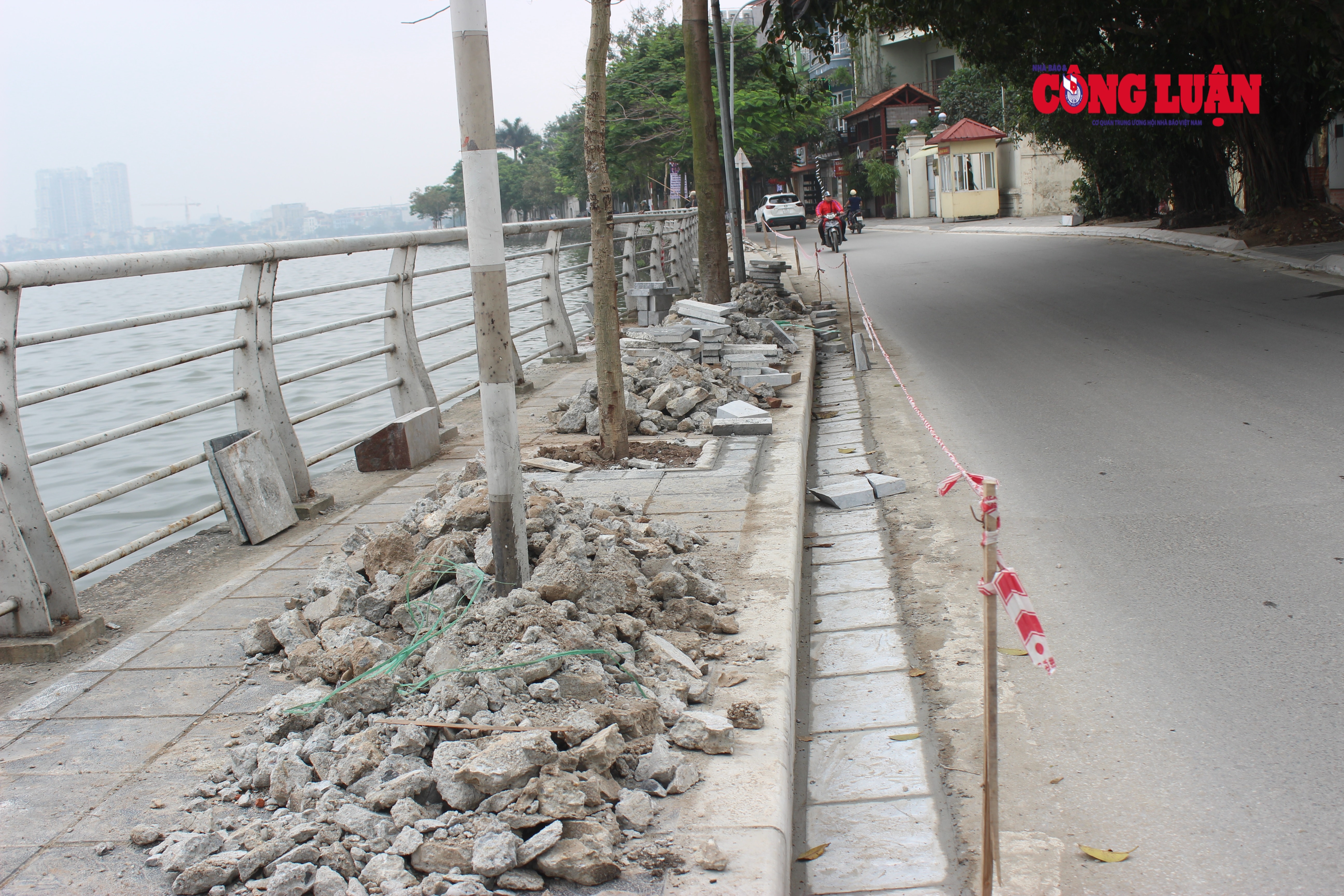 Vỉa hè phố Trích Sài (Q. Tây Hồ) đã được thi công từ đầu tháng 3/2019