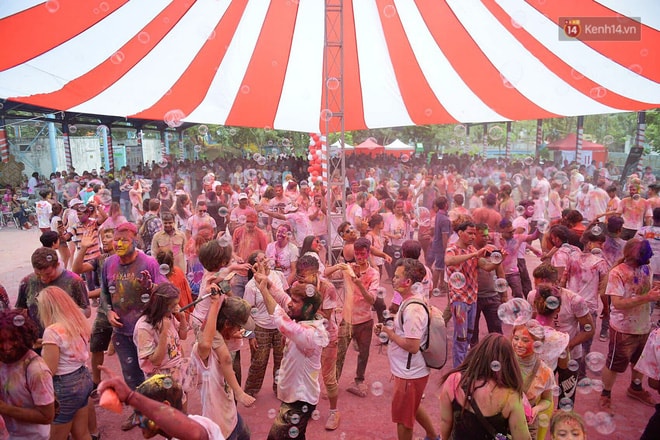 Những người tham gia lễ hội Holi không phân biệt tuổi tác, giới tính, quốc tịch. Ảnh: kênh 14.vn