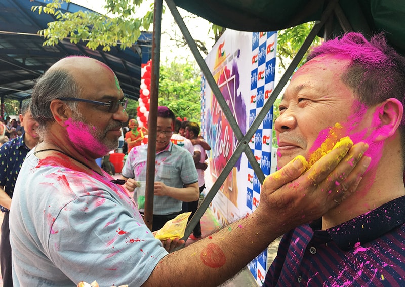 Lễ hội Holi 2019 tại Hà Nội thu hút sự tham gia đông đảo của người dân Thủ đô và du khách nước ngoài. Ảnh: Báo HNM