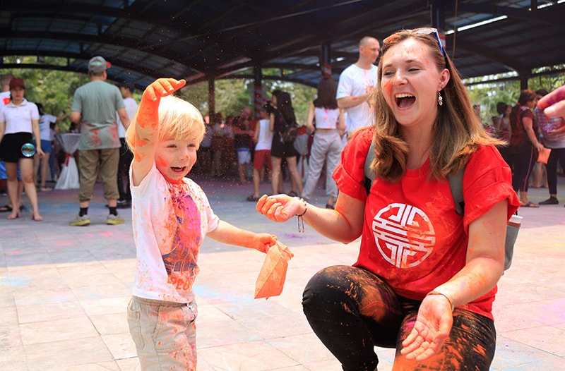 Rất nhiều em nhỏ cùng cha mẹ vui đùa tại lễ hội Holi. Ảnh: Báo HNM