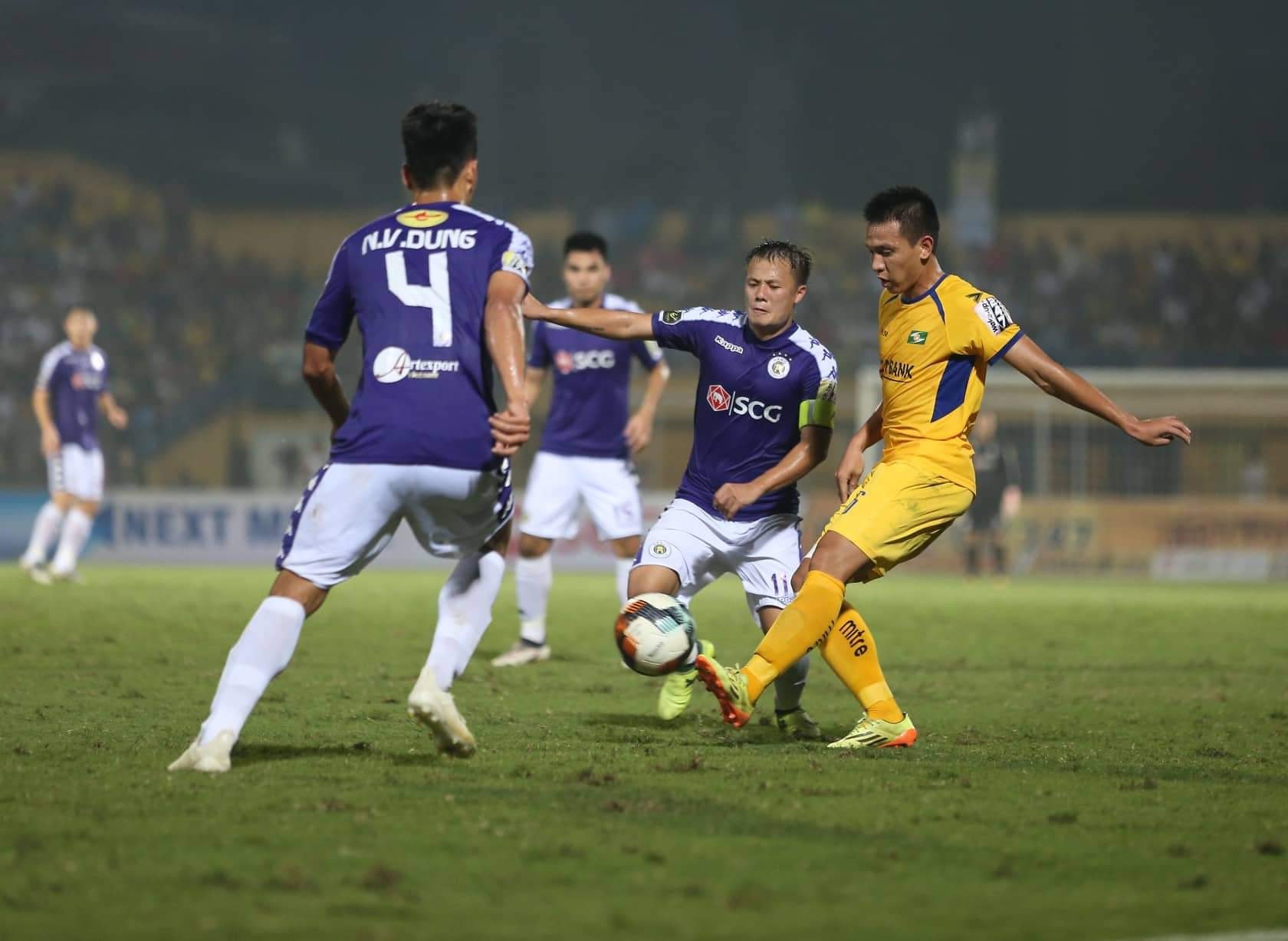 Hà Nội FC (áo tím) có 1 trận đấu hoàn toàn lấn lướt trước Sông Lam Nghệ An. Ảnh: Quyết Dương