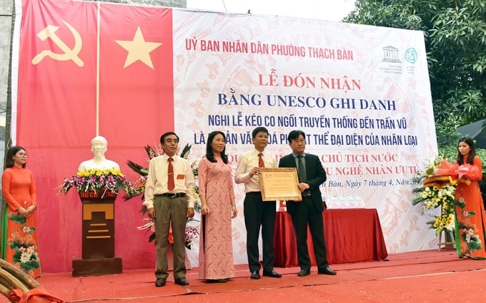 Lễ đón nhận bằng ghi danh của UNESCO Nghi lễ kéo co ngồi truyền thống đền Trấn Vũ là di sản văn hóa phi vật thể đại diện của nhân loại. Ảnh: Báo Nhandan