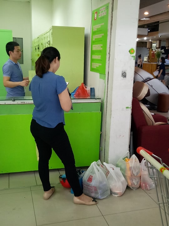 Ngay tại, quầy gửi đồ của siêu thị BigC, cũng bắt gặp không ít túi nilon đựng đồ xếp ngổn ngang dưới sàn (Ảnh Lương Minh)