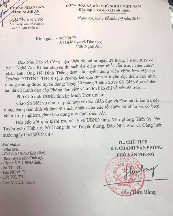 Văn bản của UBND tỉnh Nghệ An chỉ đạo Sở Nội vụ, Sở GD&ĐT Nghệ An xử lý vấn đề báo chí và dư luận phản ánh. Ảnh PV