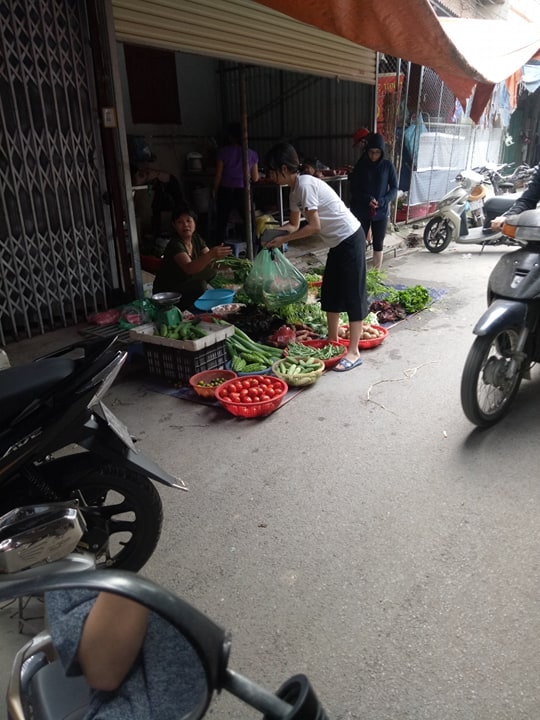 Rất nhiều người đi chợ vẫn dùng túi nilon để đựng hàng hóa (Ảnh Lương Minh)