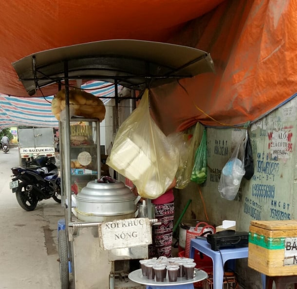 Các quầy hàng ăn chín, tất cả thực phẩm đều được đựng trong các đồ nhựa, nilon khác nhau (Ảnh Lương Minh)