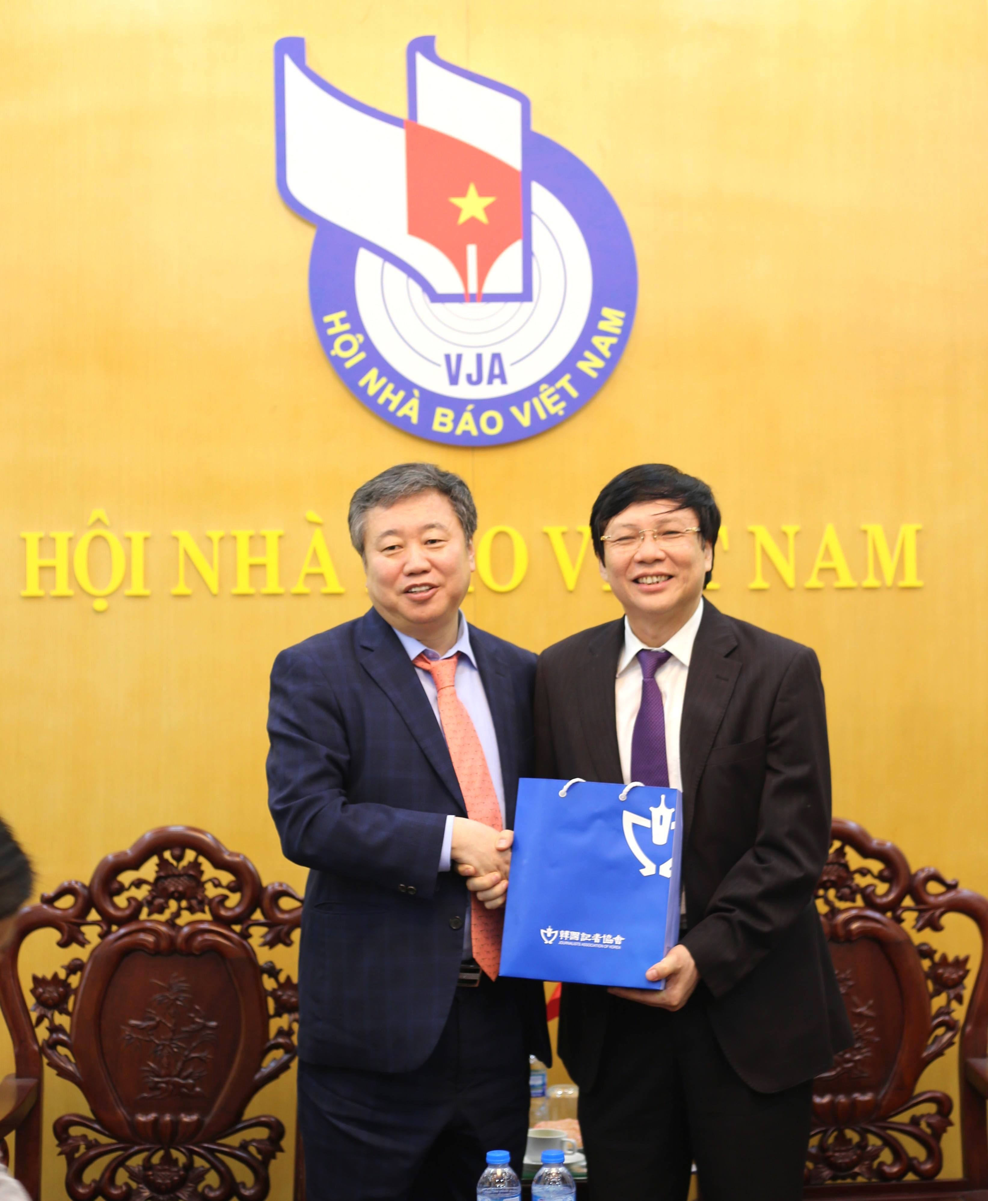 Ông Jung Kyu Sung, Chủ tịch Hội Nhà báo Hàn Quốc tặng quà lưu niệm cho ông Hồ Quang Lợi, Phó Chủ tịch Thường trực Hội Nhà báo Việt Nam. Ảnh: Nguyệt Minh