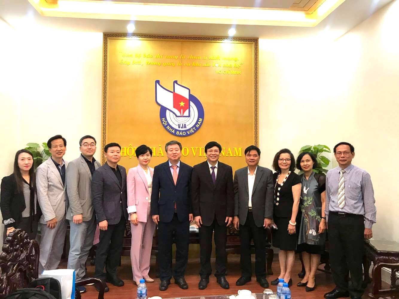 Lãnh đạo Hội Nhà báo Việt Nam và Đoàn Đại biểu Hội Nhà báo Hàn Quốc do ông Jung Kyu Sung, Chủ tịch Hội Nhà báo Hàn Quốc làm trưởng đoàn chụp ảnh lưu niệm. Ảnh: Hoàng Huy