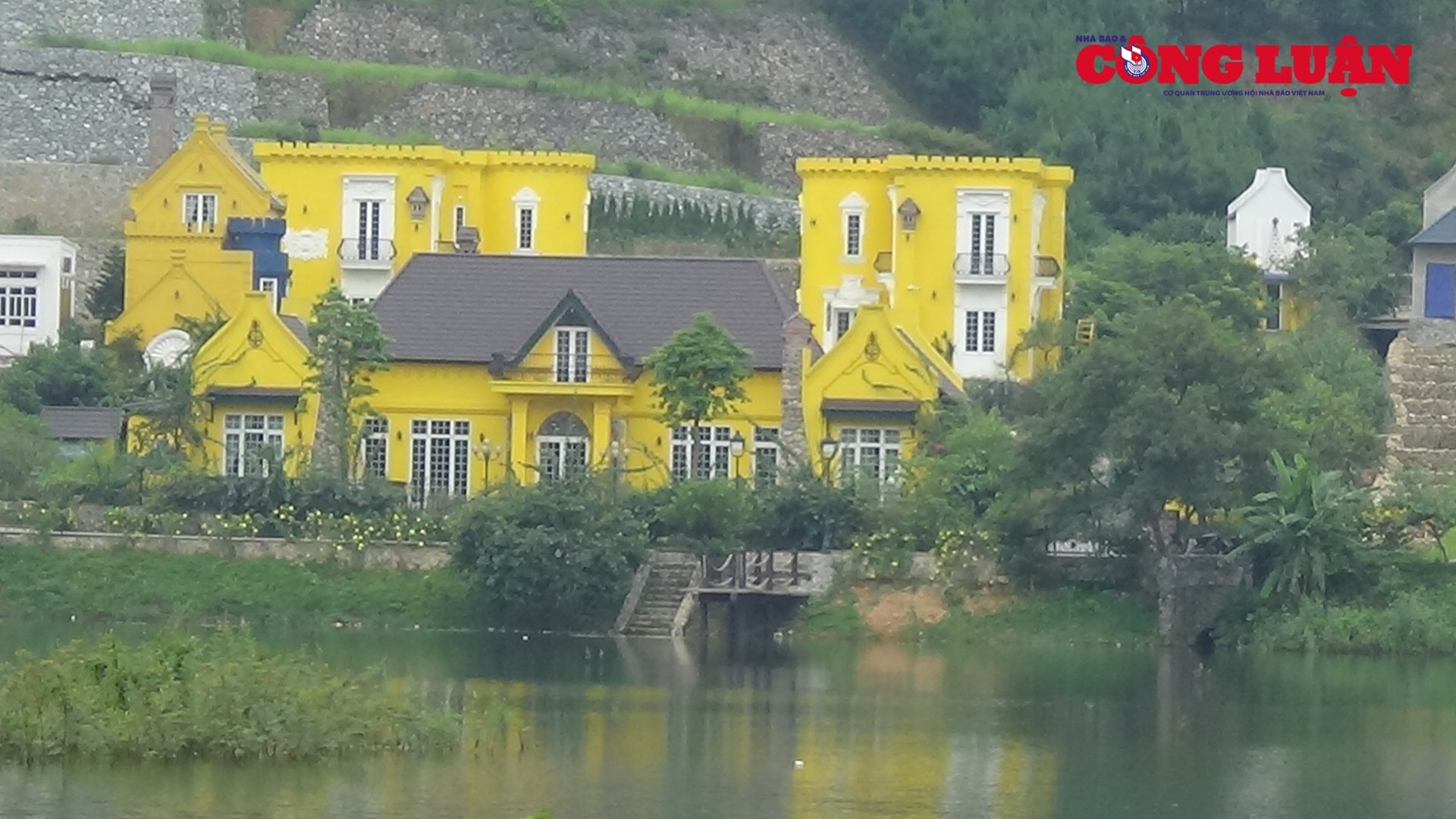 Siêu tổ hợp Hoàng Lê Gia Garden xây trên đất rừng phòng hộ tại khu vực hồ Đồng Đò, xã Minh Trí, huyện Sóc Sơn.