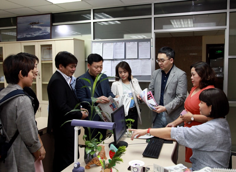 Quyền Tổng biên tập Nguyễn Trung Chính giới thiệu với đoàn công tác về mô hình tòa soạn hội tụ. Ảnh: PV