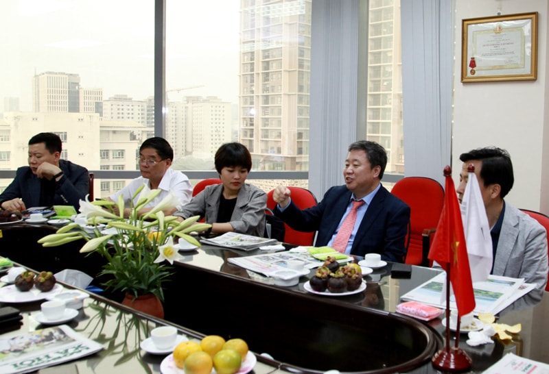Ông Jung Kyu – Sung, Chủ tịch Hội Nhà báo Hàn Quốc chia sẻ những kinh nghiệm hoạt động báo chí tại Hàn Quốc. Ảnh: PV