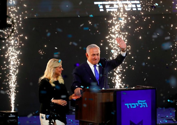 Thủ tướng Israel Benjamin Netanyahu và vợ tuyên bố chiến thắng. Ảnh: Reuters