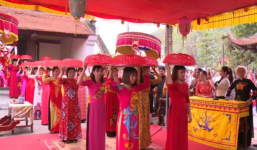 Lễ rước bánh trôi tại Đền Hát Môn. Ảnh: Quốc Đại