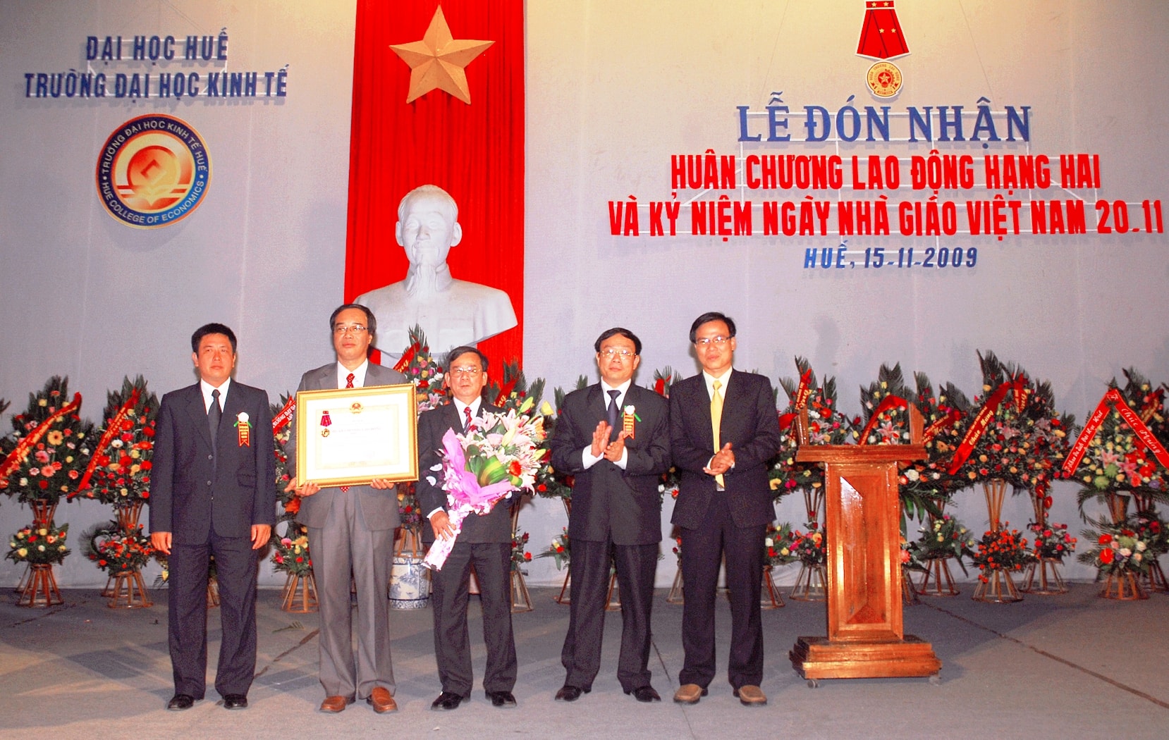 Trường đón nhận huân chương lao động hạng hai.