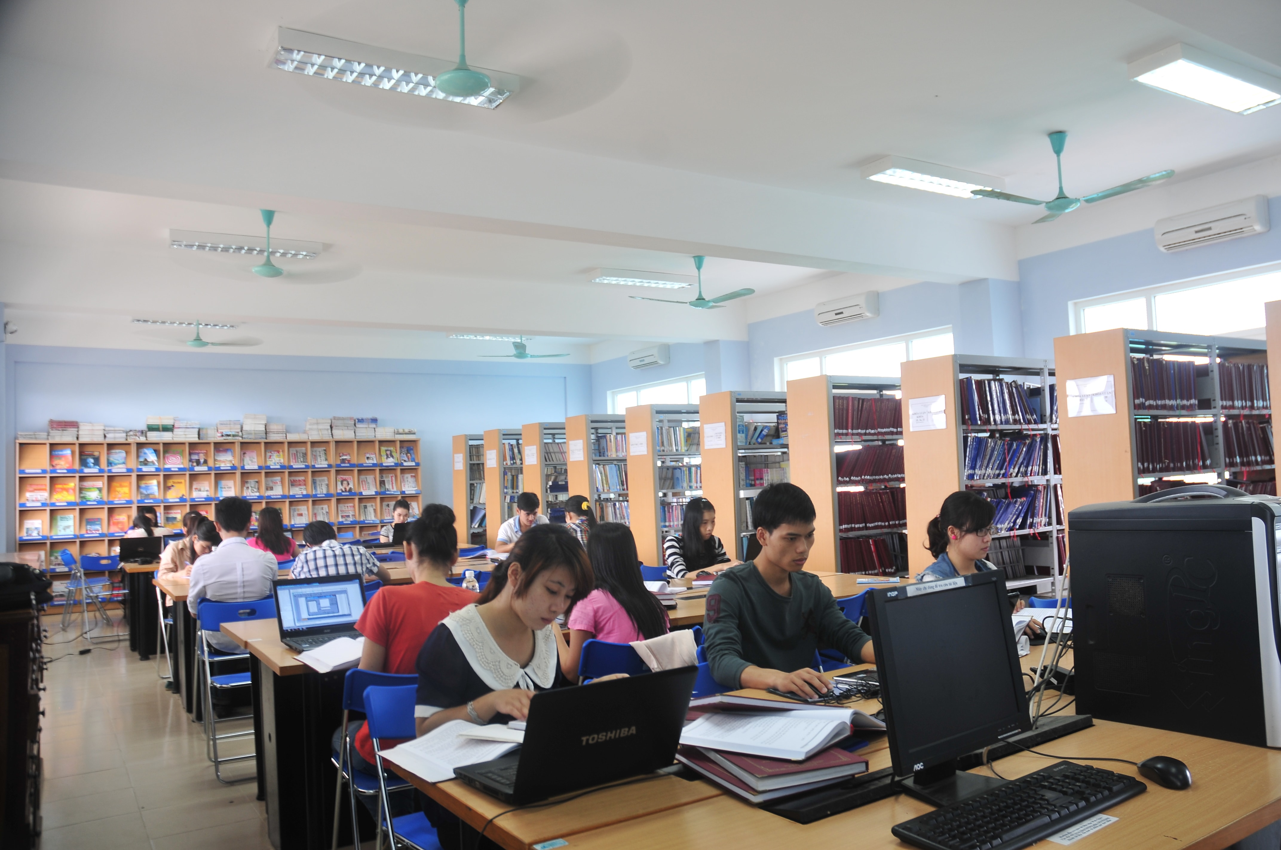 Sinh viên đến thư viện của trường để học tập