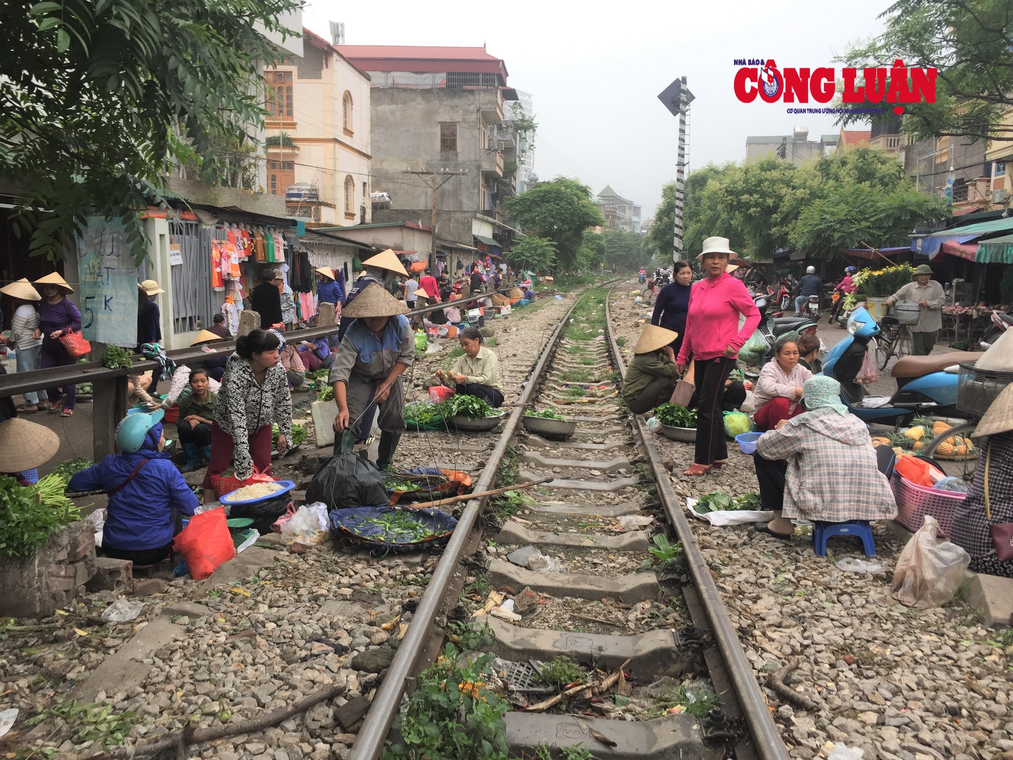 “Chợ cóc” buôn bán dọc theo đường tàu (P.Cổ Nhuế 2 - Q.Bắc Từ Liêm)