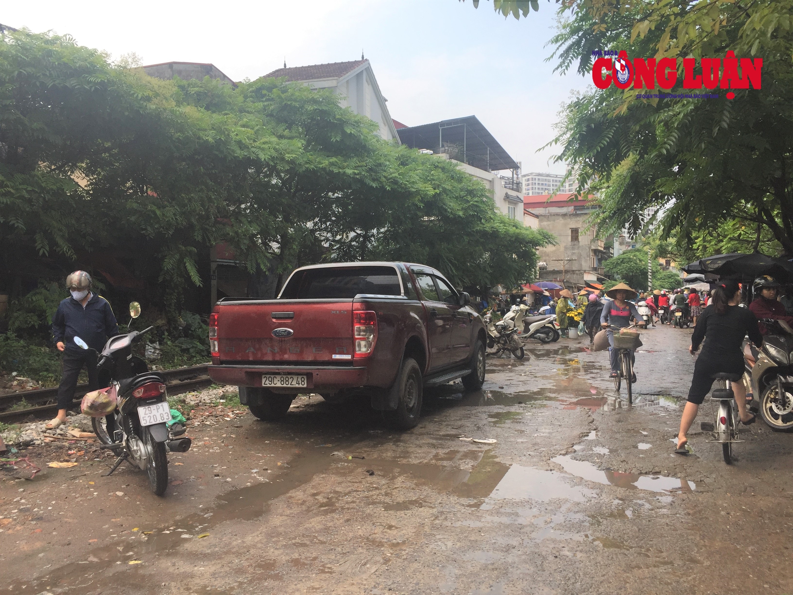 Chợ cóc nằm ngay bên cạnh đường ray tàu hỏa; không rào chắn, không biển báo nguy hiểm, tiềm ẩn nguy cơ xảy ra tai nạn