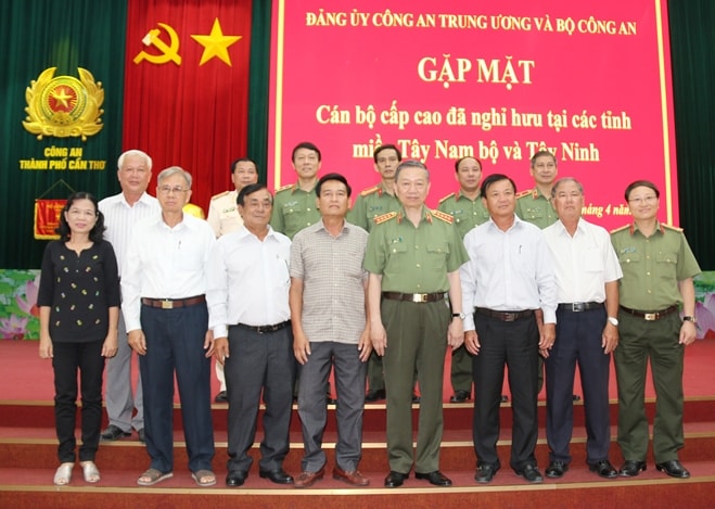 Bộ trưởng Tô Lâm chụp hình lưu niệm với các cán bộ Công an đã nghỉ hưu tại buổi gặp mặt. Ảnh CAND