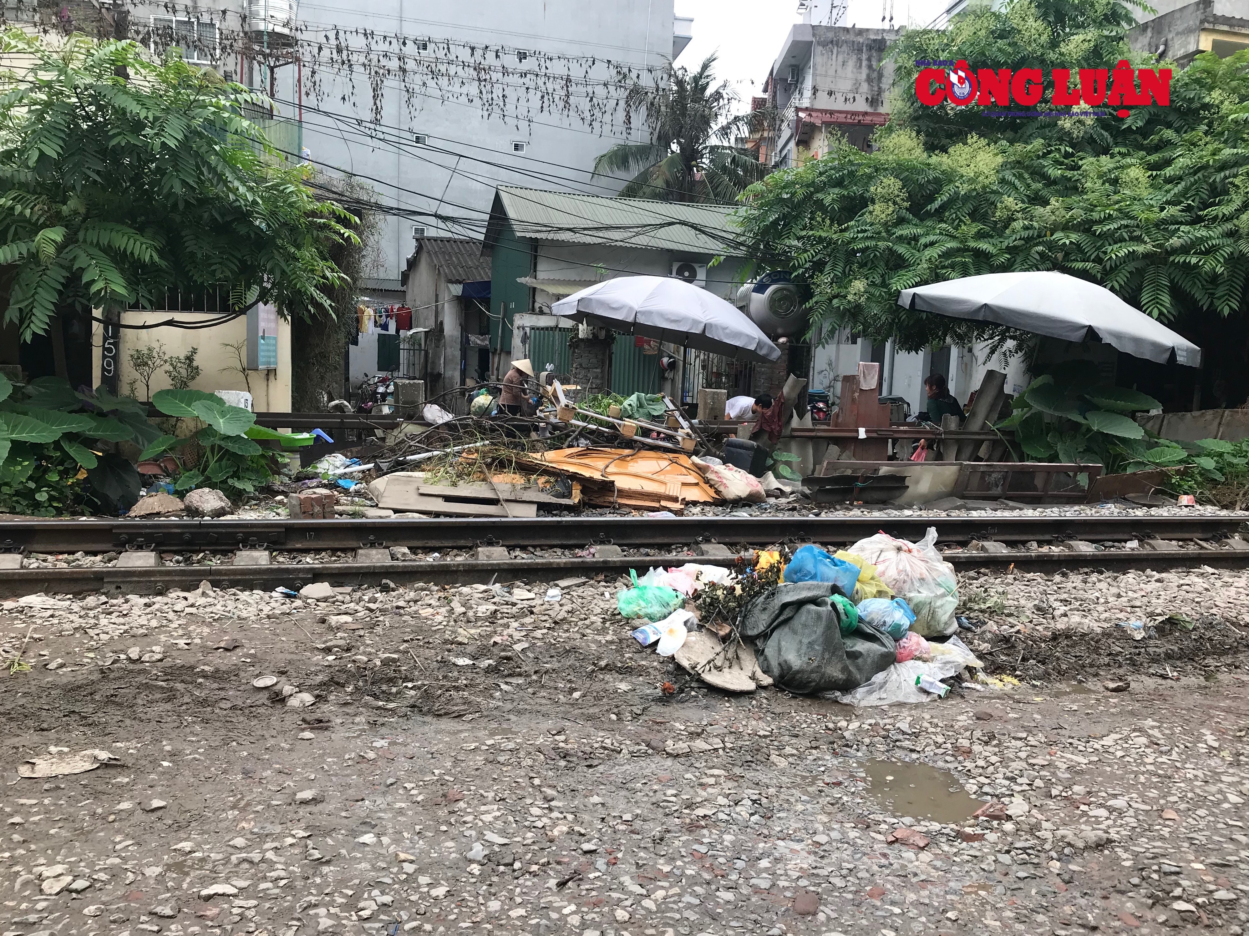 Rác thải được để bừa bãi hai bên đường ray
