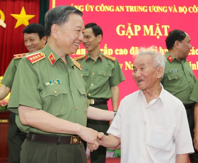 Bộ trưởng Tô Lâm thăm hỏi các cán bộ Công an đã nghỉ hưu tại buổi gặp mặt. Ảnh CAND