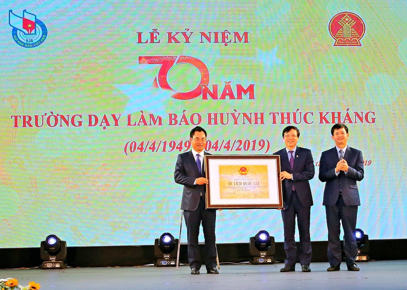 Phó Chủ tịch Thường trực Hội Nhà báo Việt Nam Hồ Quang Lợi đại diện Hội Nhà báo Việt Nam đón nhận Bằng xếp hạng Di tích lịch sử quốc gia Trường dạy làm báo Huỳnh Thúc Kháng tại Lễ Kỷ niệm.