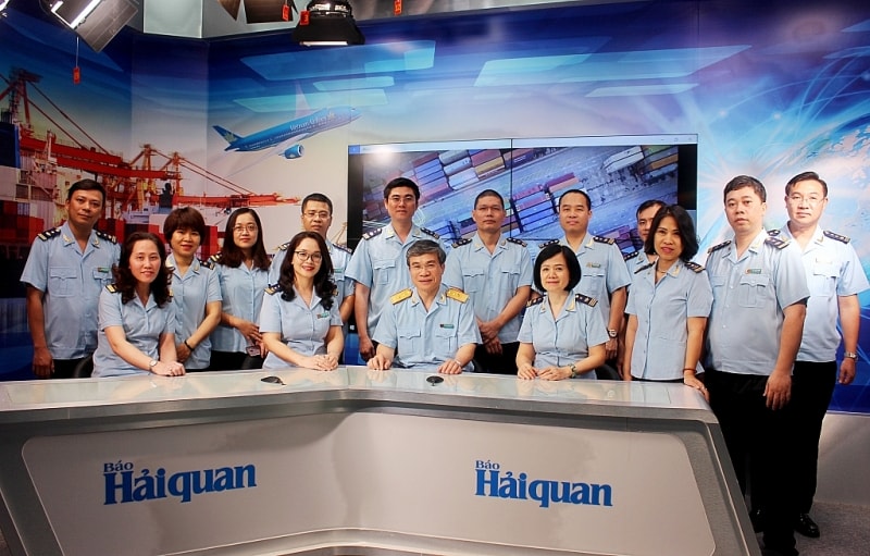 Lãnh đạo Tổng cục và đại diện lãnh đạo một số vụ, cục thuộc Tổng cục Hải quan chụp ảnh lưu niệm cùng cán bộ Báo Hải quan tại Studio. Ảnh: PV