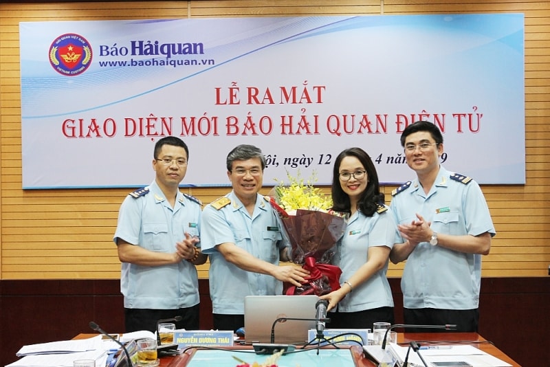 Phó Tổng cục trưởng Tổng cục Hải quan Nguyễn Dương Thái tặng hoa chúc mừng Báo Hải quan. Ảnh: PV