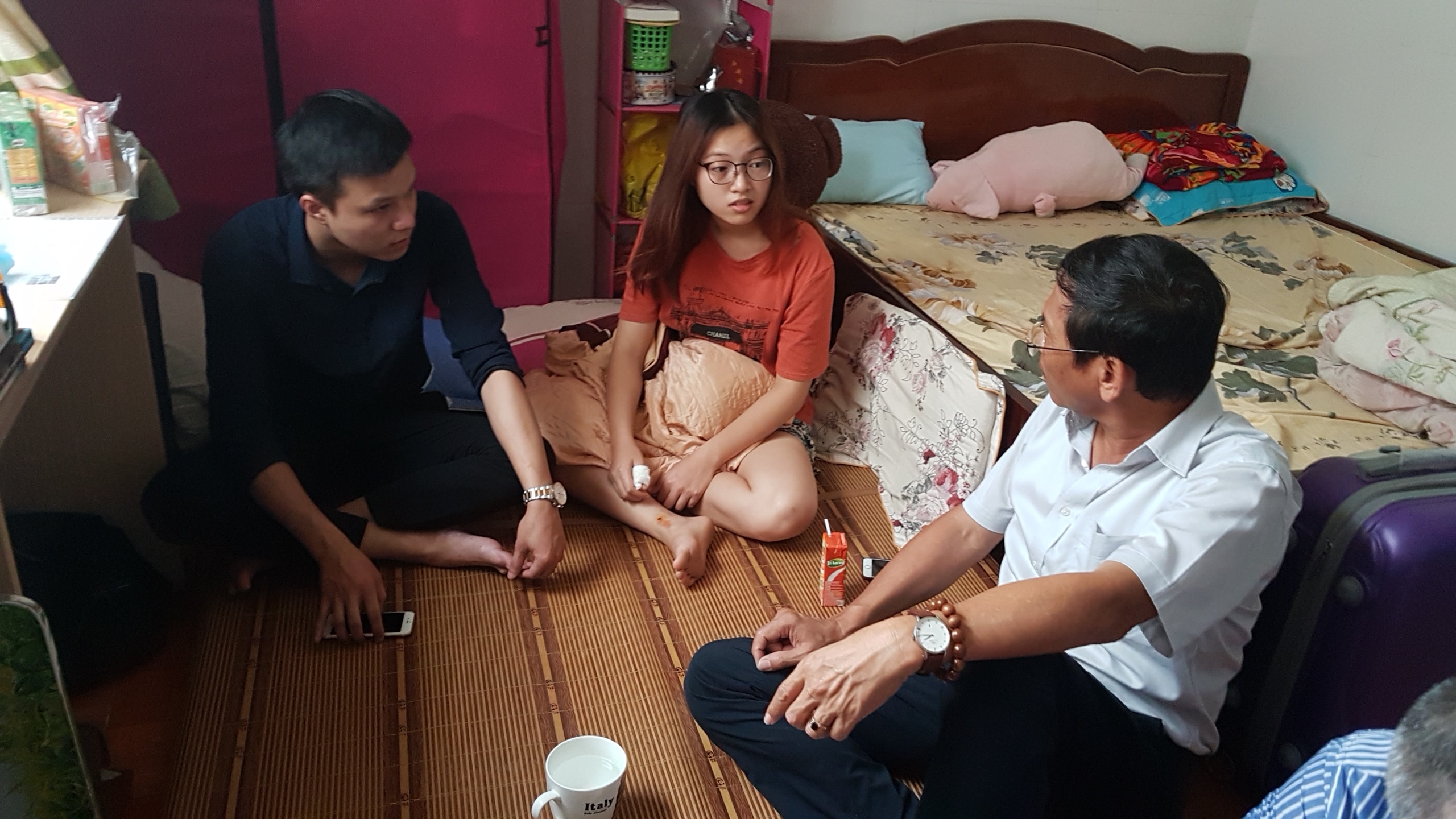 Gia đình chị H. đến thăm hỏi, động viên chị Phạm Thị Thu T. (tỉnh Nam Định) – một nạn nhân khác của vụ tai nạn. Ảnh: QT